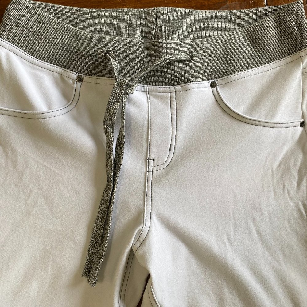 HUE White Capri